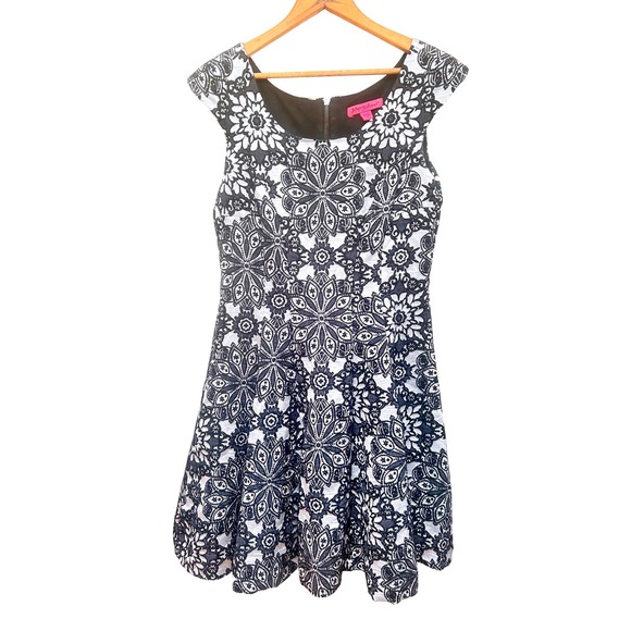 Betsey Johnson Black White Lace Medallion Fit Flare Dress Cap Sleeve Metallic 2 - Picture 2 of 6